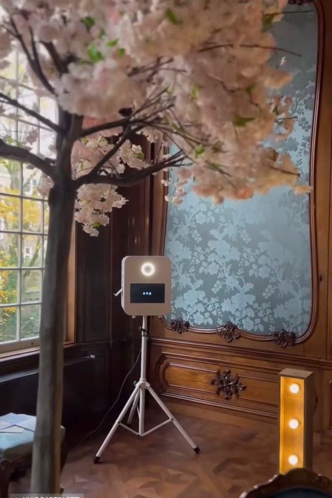 Witte fotopaaltje-opstelling met ring light rond de camera.